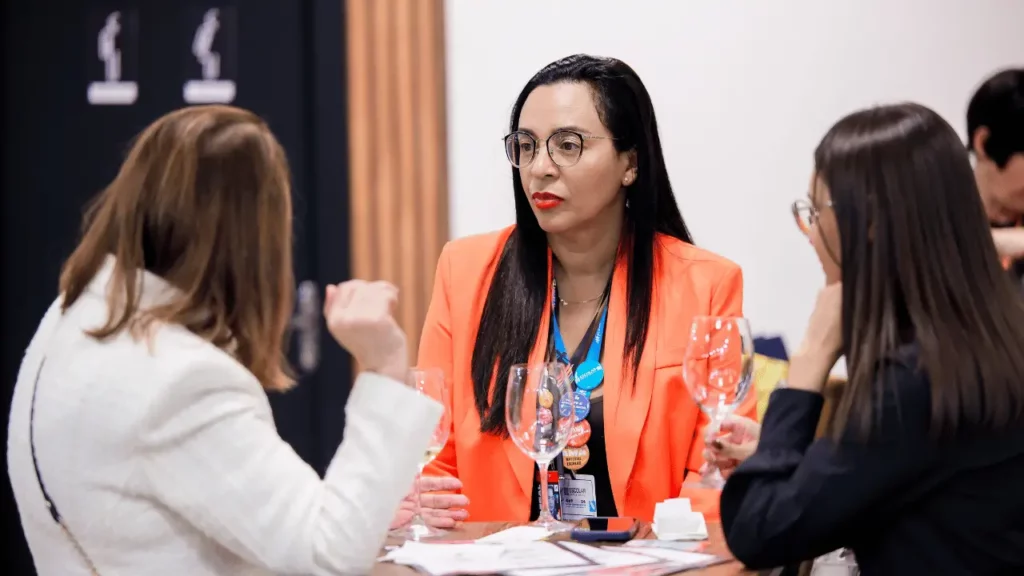 Três mulheres fazendo networking empresarial nos eventos da Francal.