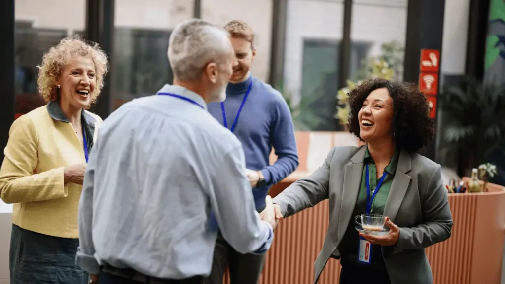 Quatro pessoas fazendo networking empresarial.