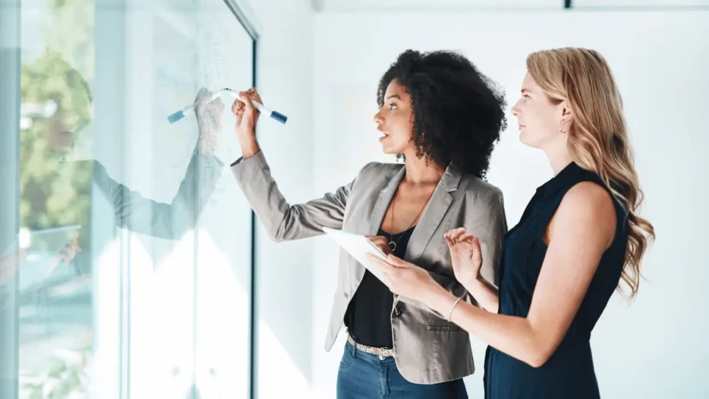 Duas mulheres trabalhando em estratégia de reconhecimento de marca.