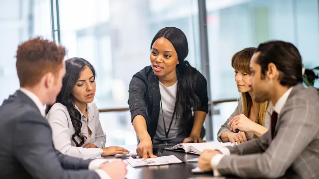 Mulher praticando liderança tóxica 
